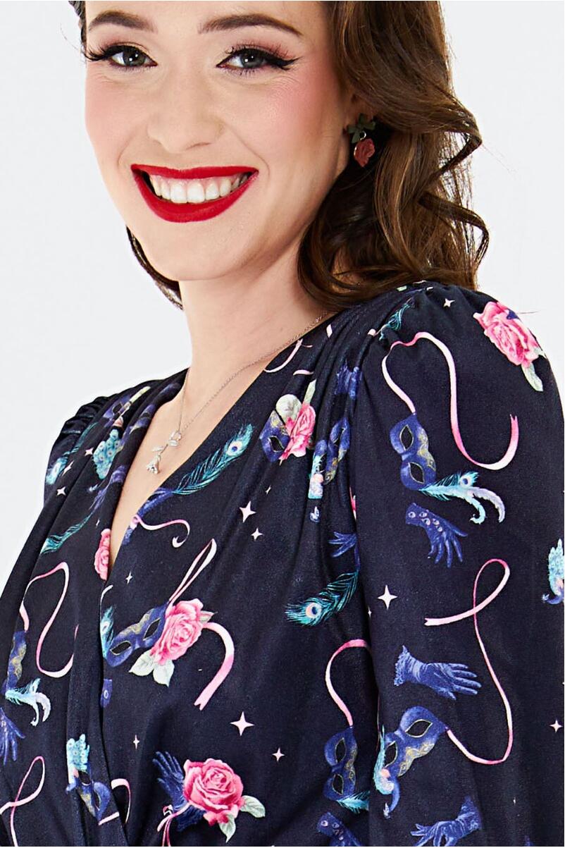 Lang kjole fra Voodoo Vixen i marineblå fløyel, detaljer av mønster.  Fra Manillusion i Oslo.