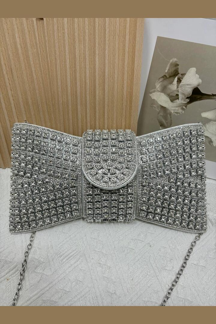 Sløyfeformet clutchveske i sølv med stener i strass - fra Manillusion i Oslo