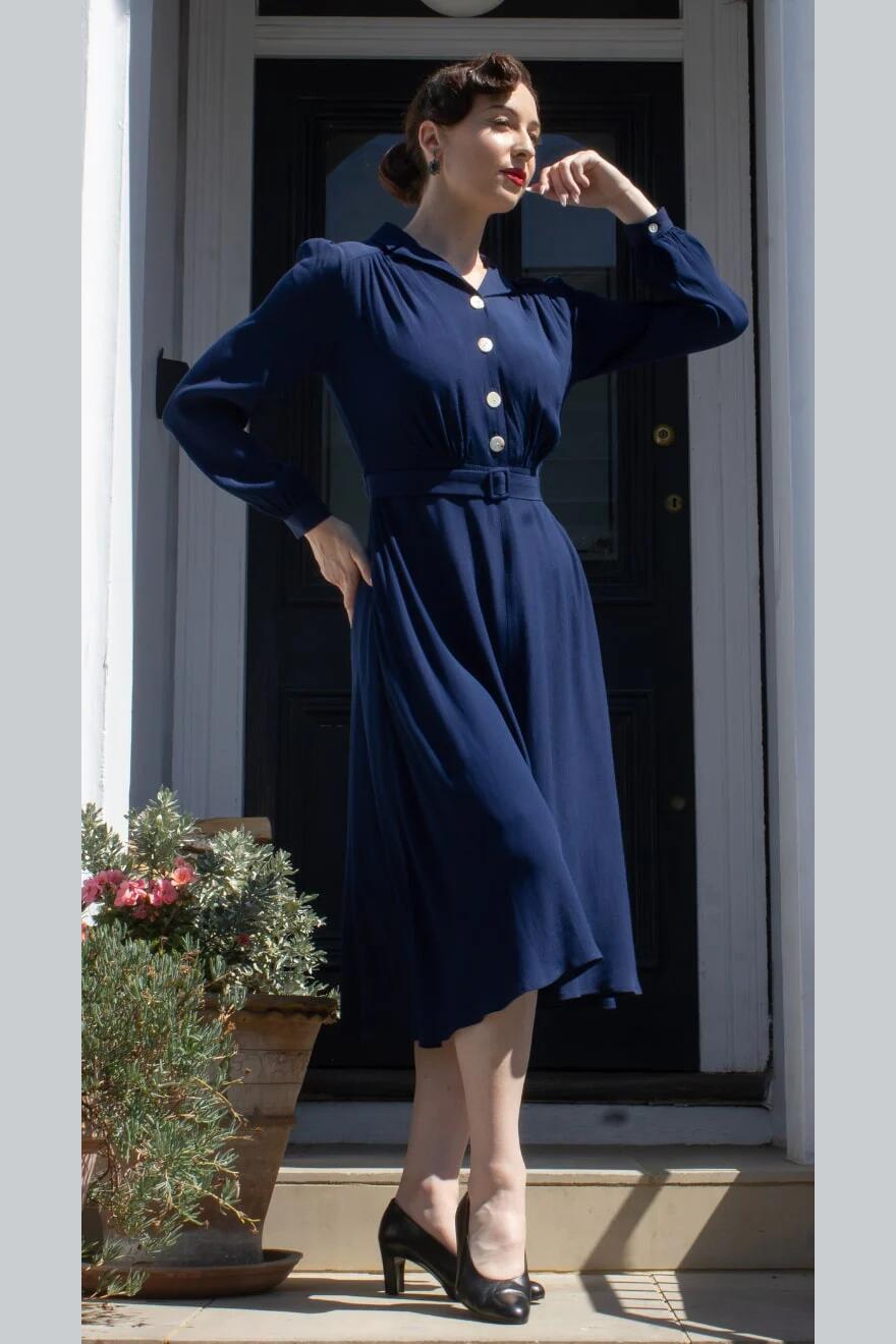 Blå skjortekjole i 40-talls stil med belte - fra Manillusion Oslo