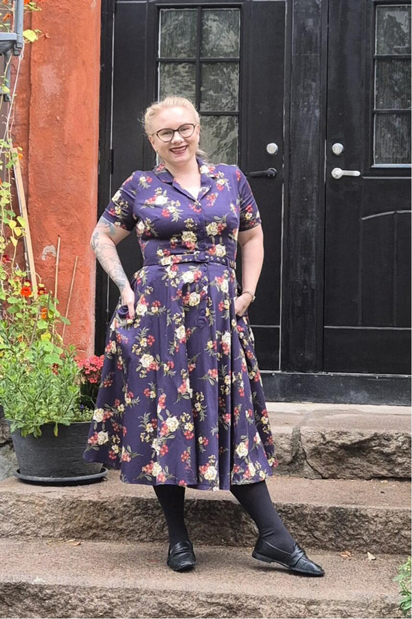 Blå skjortekjole med blomsterprint, belte og lommer i 50-talls stil – fra Manillusion, Oslo.