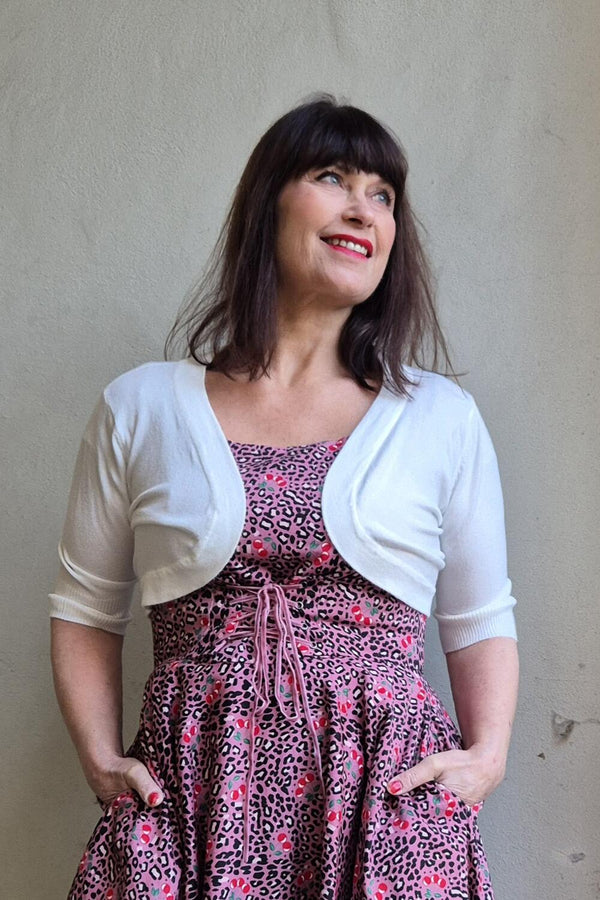 Hvit 50-talls stil bolero med trekvart ermer - fra Manillusion, Oslo.