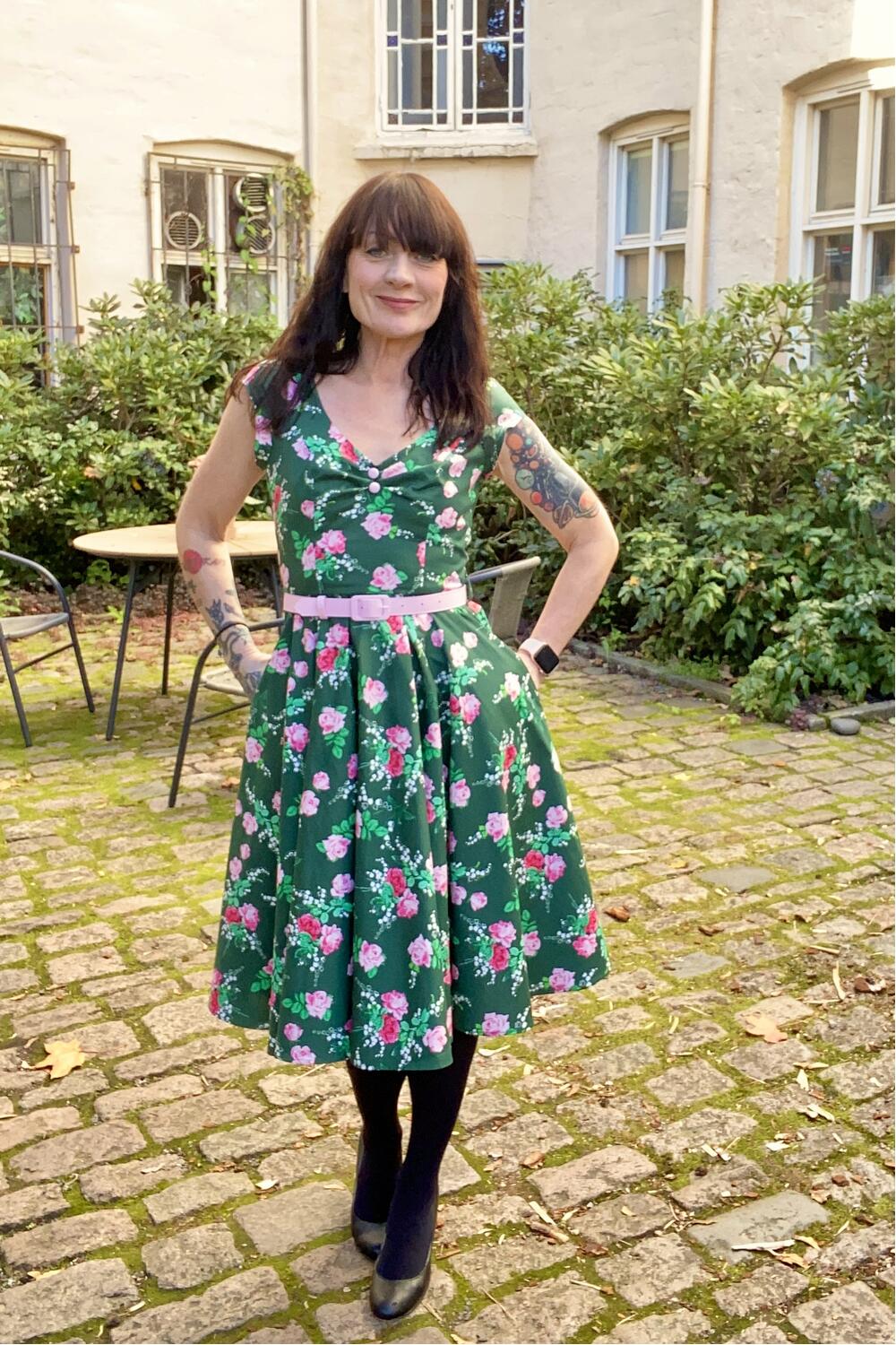 Grønn kjole med roser og rosa belte - fra Manillusion, Oslo