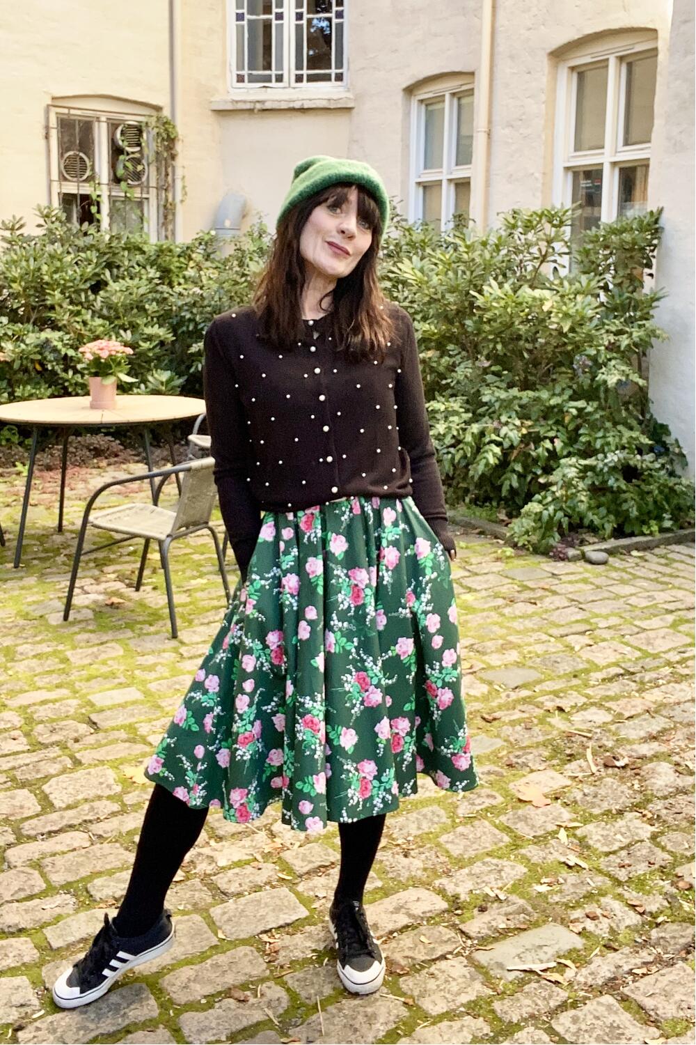 Grønn kjole med roser og rosa belte - fra Manillusion, Oslo