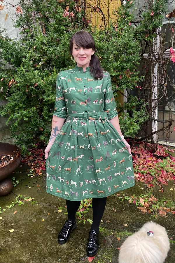 Grønn skjortekjole i 40-talls stil med mønster av hunder – fra Manillusion, Oslo.