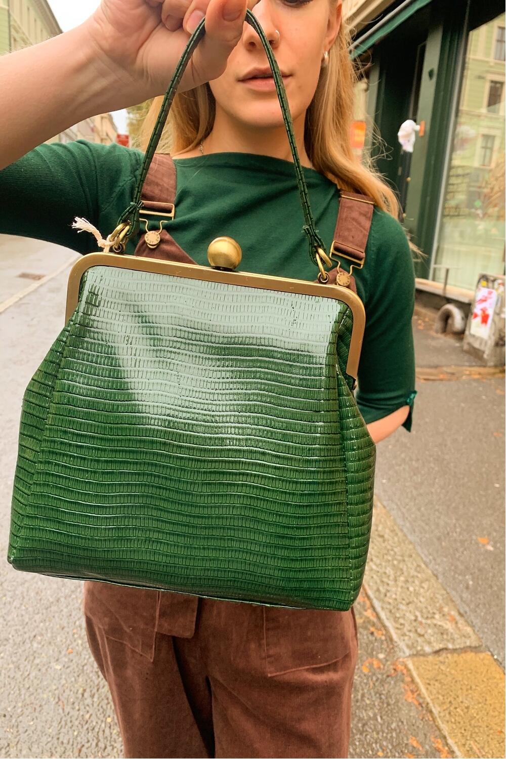 Grønn veske med kulelås, håndtak og skulderreim – retro stil fra Manillusion, Oslo.
