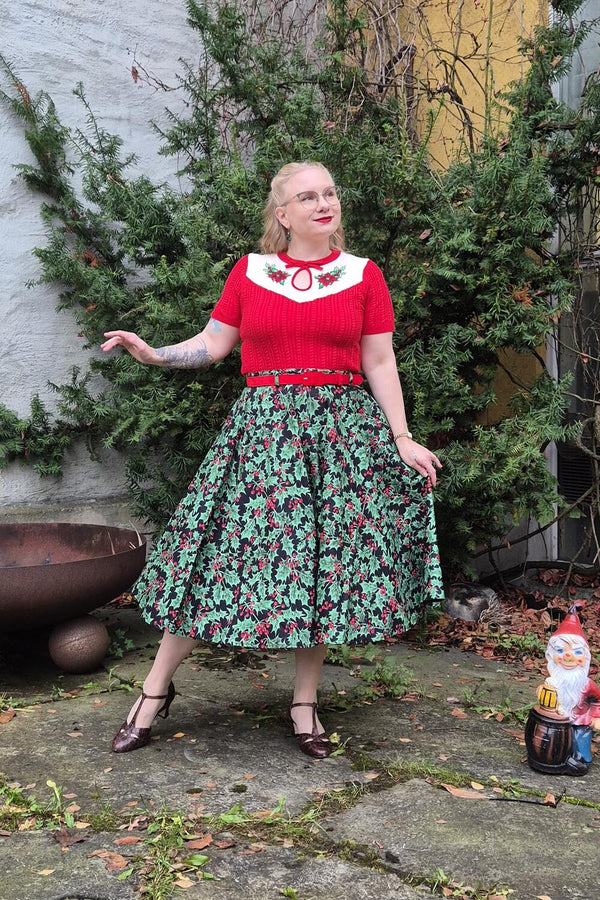 Grønt swingskjørt med juleprint og rødt belte – fra Manillusion, Oslo.