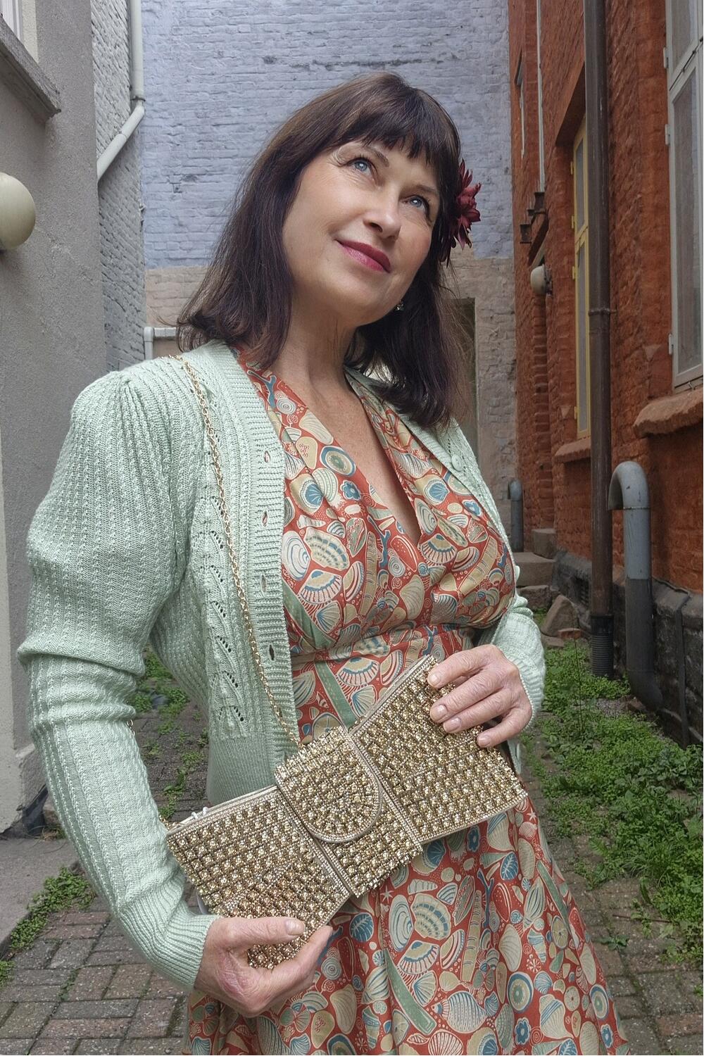 Sløyfeformet clutchveske i gull med stener i strass