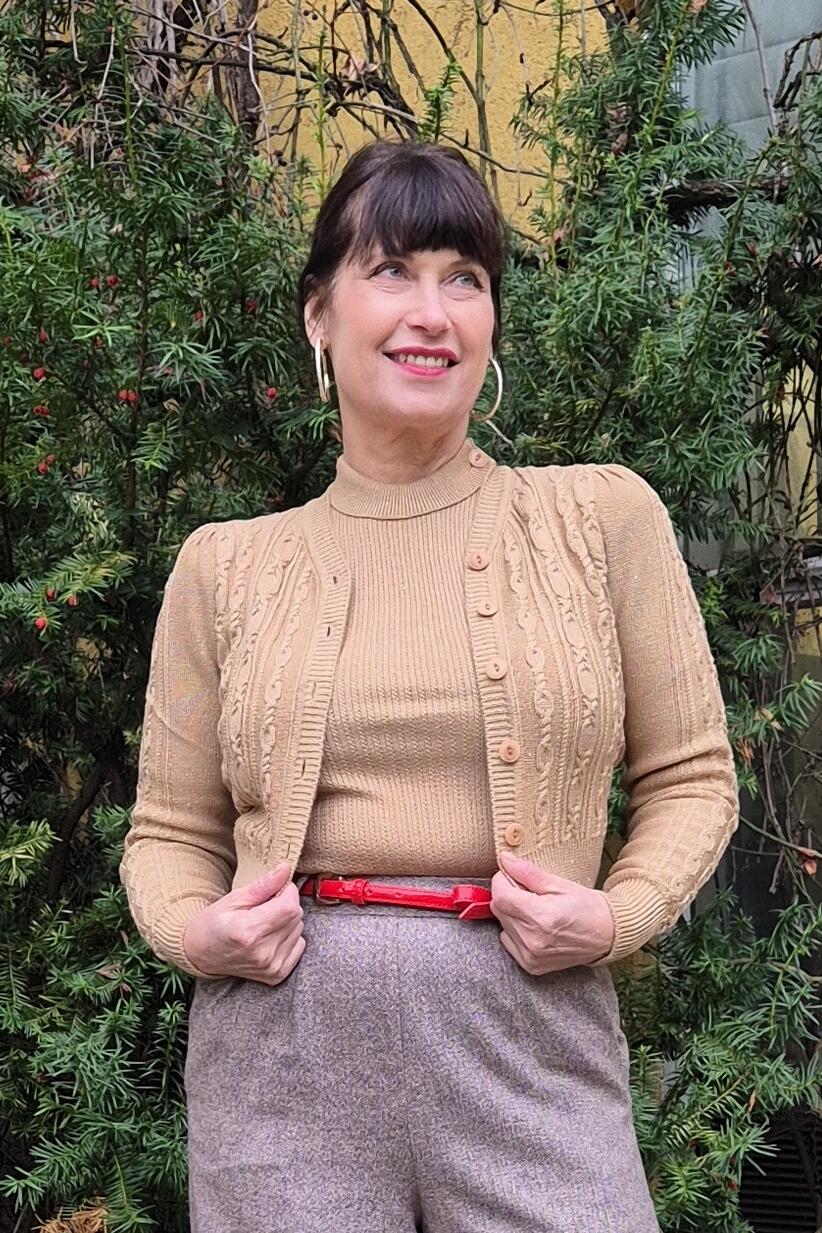 Gull langermet strikket cardigan med puff skuldre og knappedetalj – fra Manillusion, Oslo.