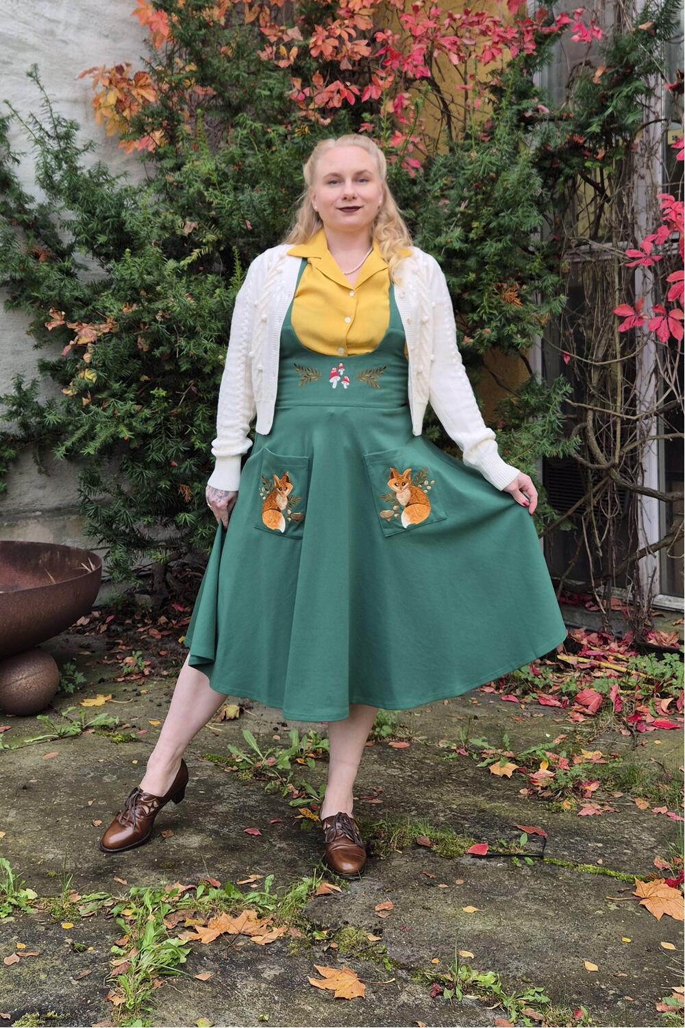 Hvit langermet strikket cardigan med kabelstrikk og knapper – fra Manillusion, Oslo.

