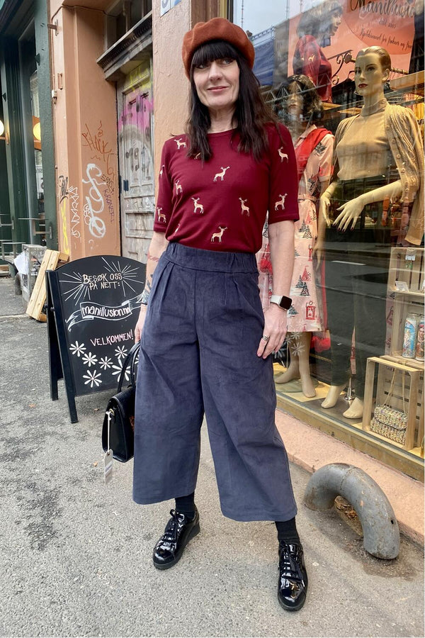 Blå bukser  i 40-talls kulott-stil med lommer – fra Manillusion, Oslo.

