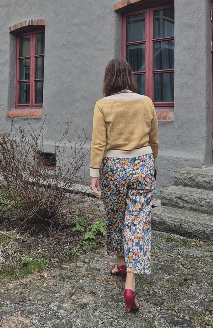 Kulotter i blomstermønster. Laget i myk tencel med strikk i livet. Fra Palava hos Manillusion.