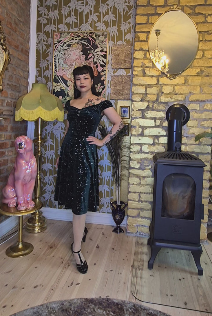 video av Estelle kjolen fra Hell Bunny
