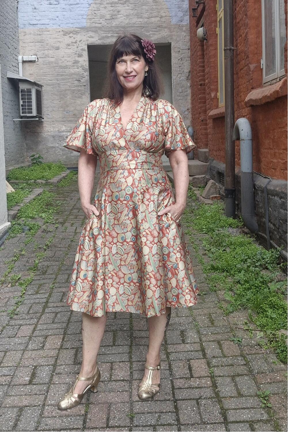 Rød 40-talls kjole med gyldne koraller i mønsteret - fra Manillusion, Oslo