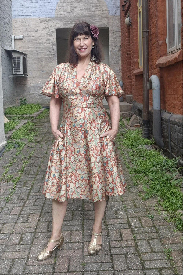 Rød 40-talls kjole med gyldne koraller i mønsteret - fra Manillusion, Oslo