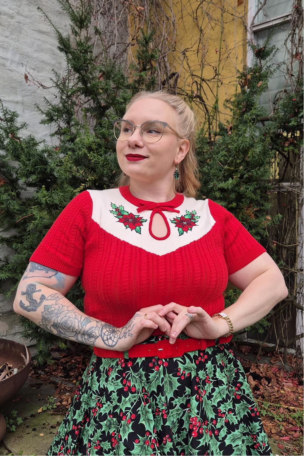 Rød kortermet strikket topp med julestjerne-broderi – fra Manillusion, Oslo.