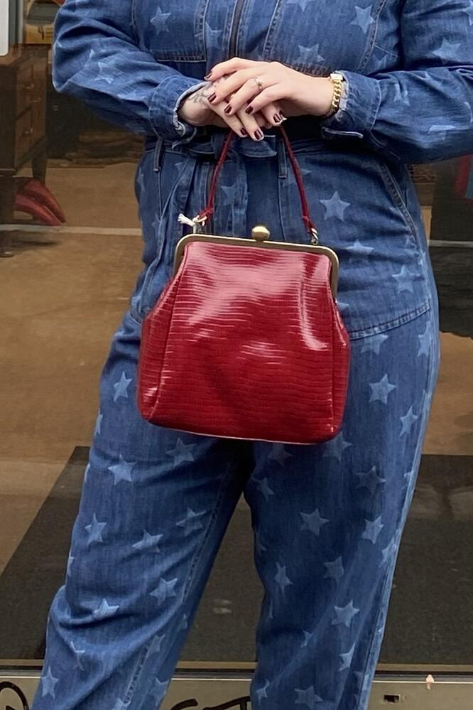Rød veske med håndtak, skulderreim og clasp - retro stil fra Manillusion, Oslo.