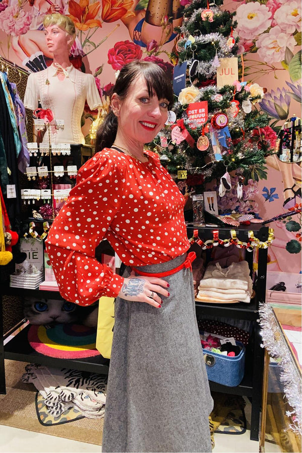 Rød bluse med hvite prikker, puffskuldre og lange ermer – fra Manillusion, Oslo.