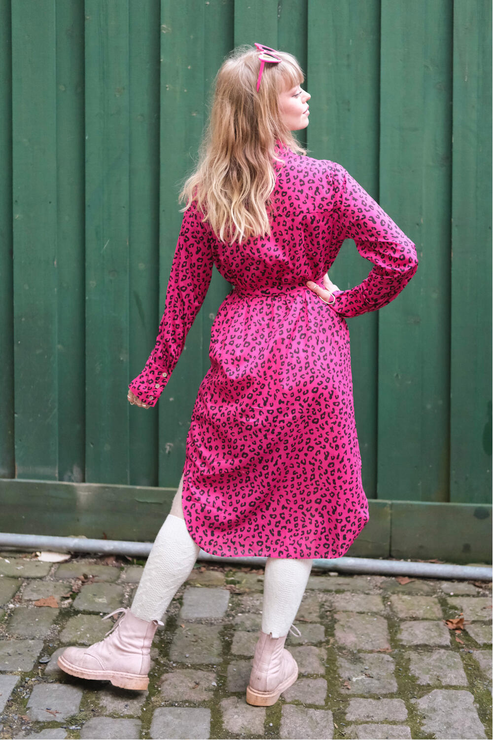 Rosa skjortekjole med leopardmønster - fra Manillusion, Oslo