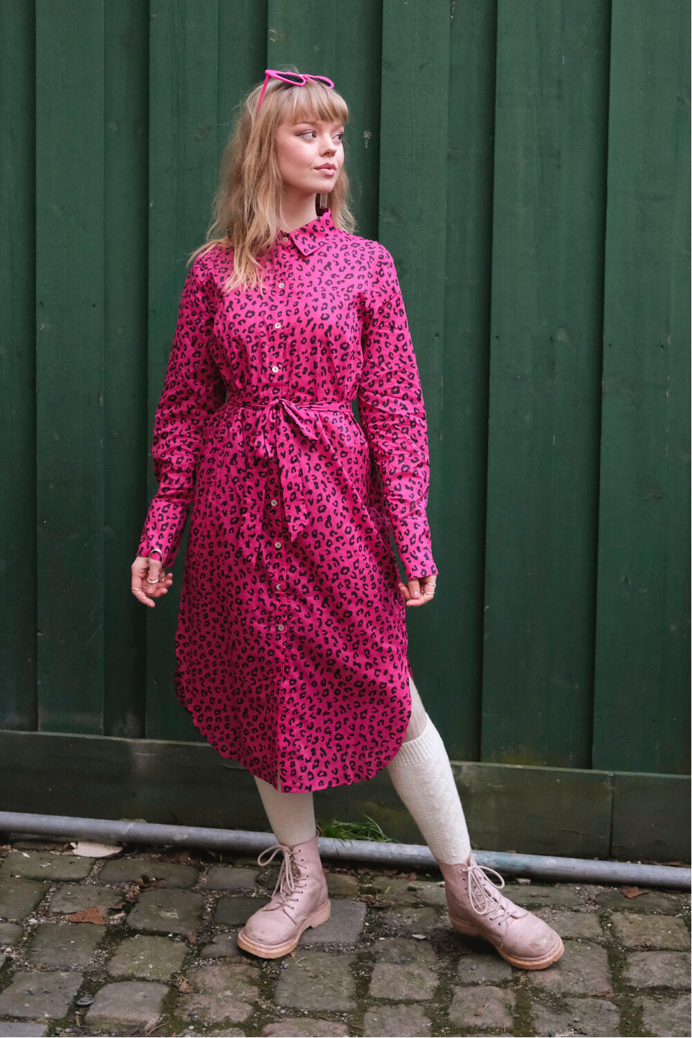 Rosa skjortekjole med leopardmønser - fra Manillusion, Oslo