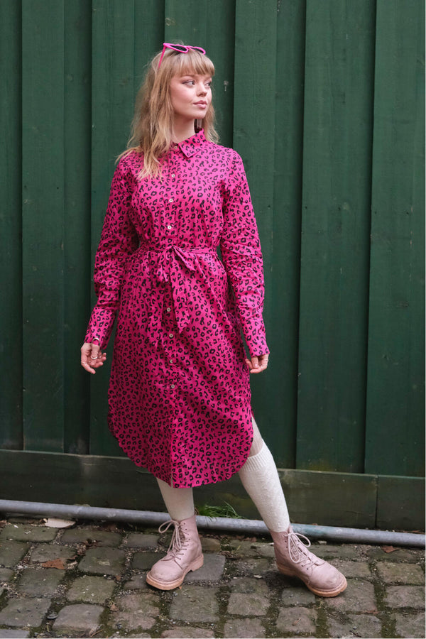 Rosa skjortekjole med leopardmønser - fra Manillusion, Oslo