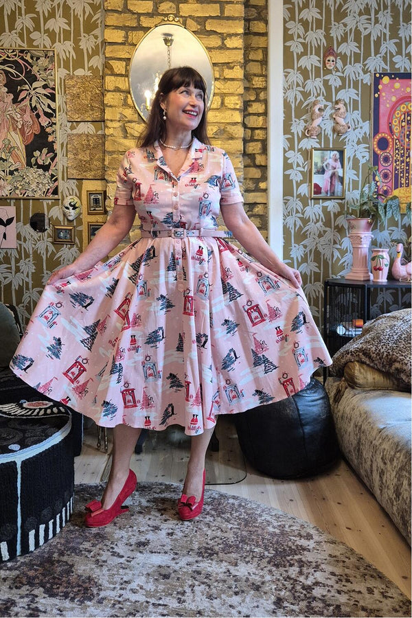 Rosa skjortekjole med juleprint og lommer i 50-talls stil – fra Manillusion, Oslo.