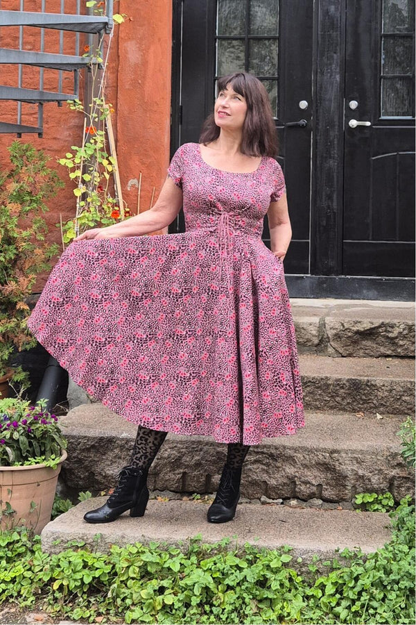 Rosa swingkjole i 50-talls stil med leopard og kirsebærmønster – fra Manillusion, Oslo.