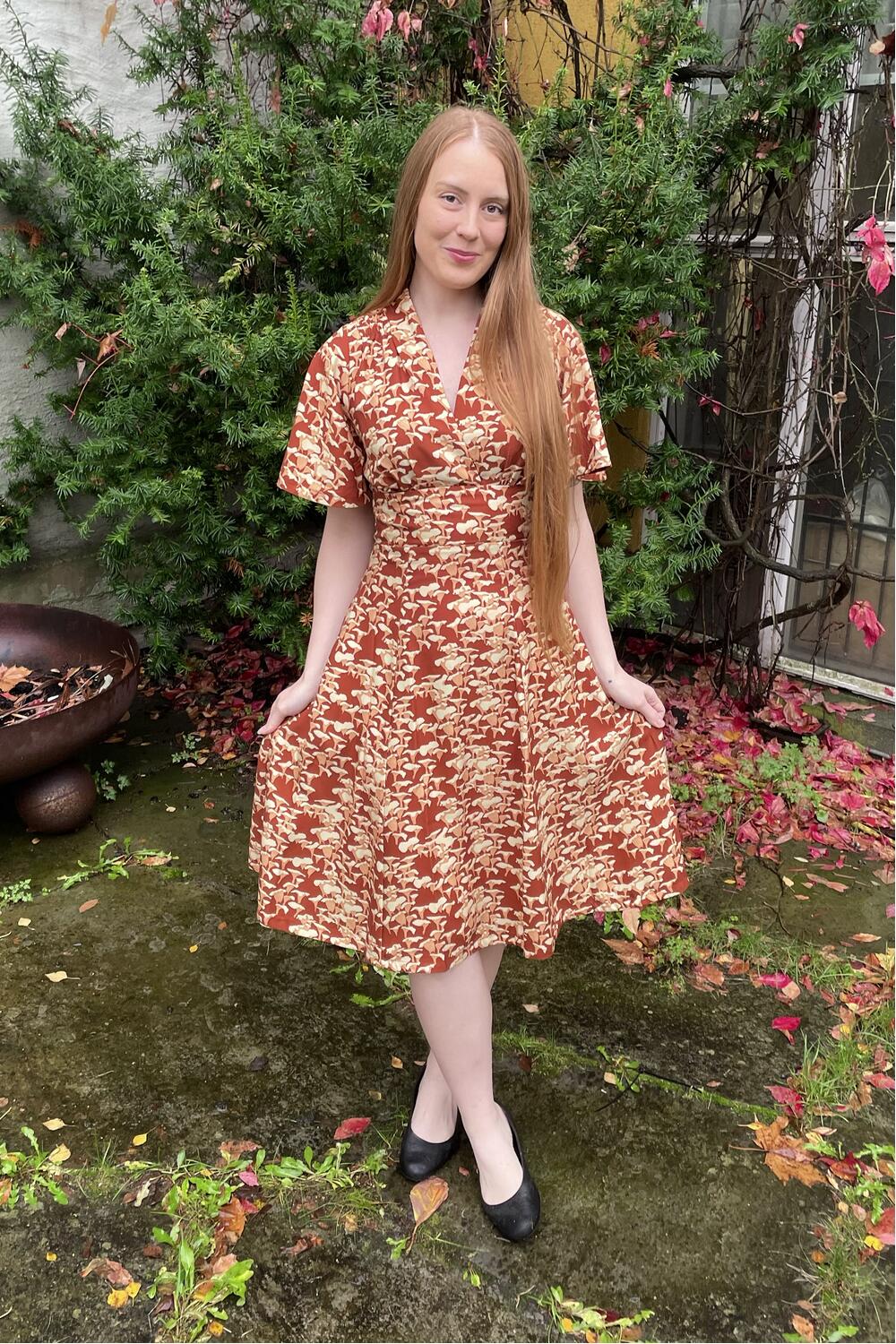 Rust skjortekjole i 40-talls stil med mønster av kantareller – fra Manillusion, Oslo.
