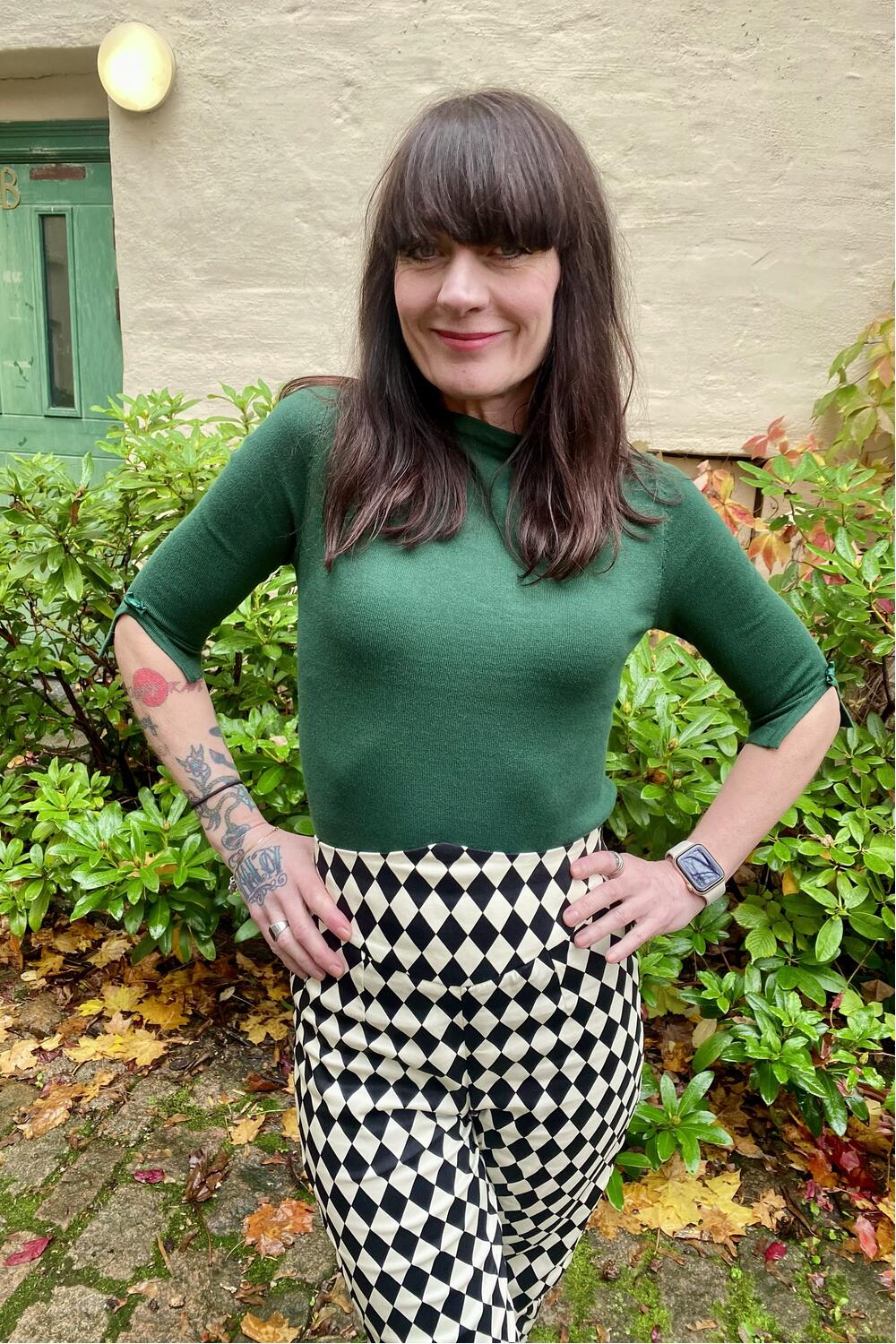 Skogsgrønn strikket genser med trekvart-ermer med sløyfedetalj – fra Manillusion, Oslo.