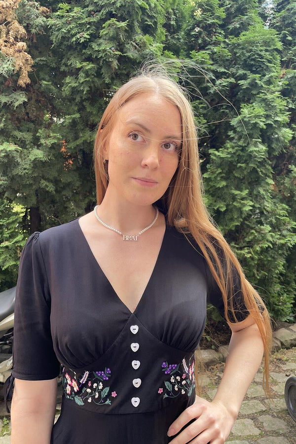 Sort kjole med blomster broderi - fra Manillusion, Oslo