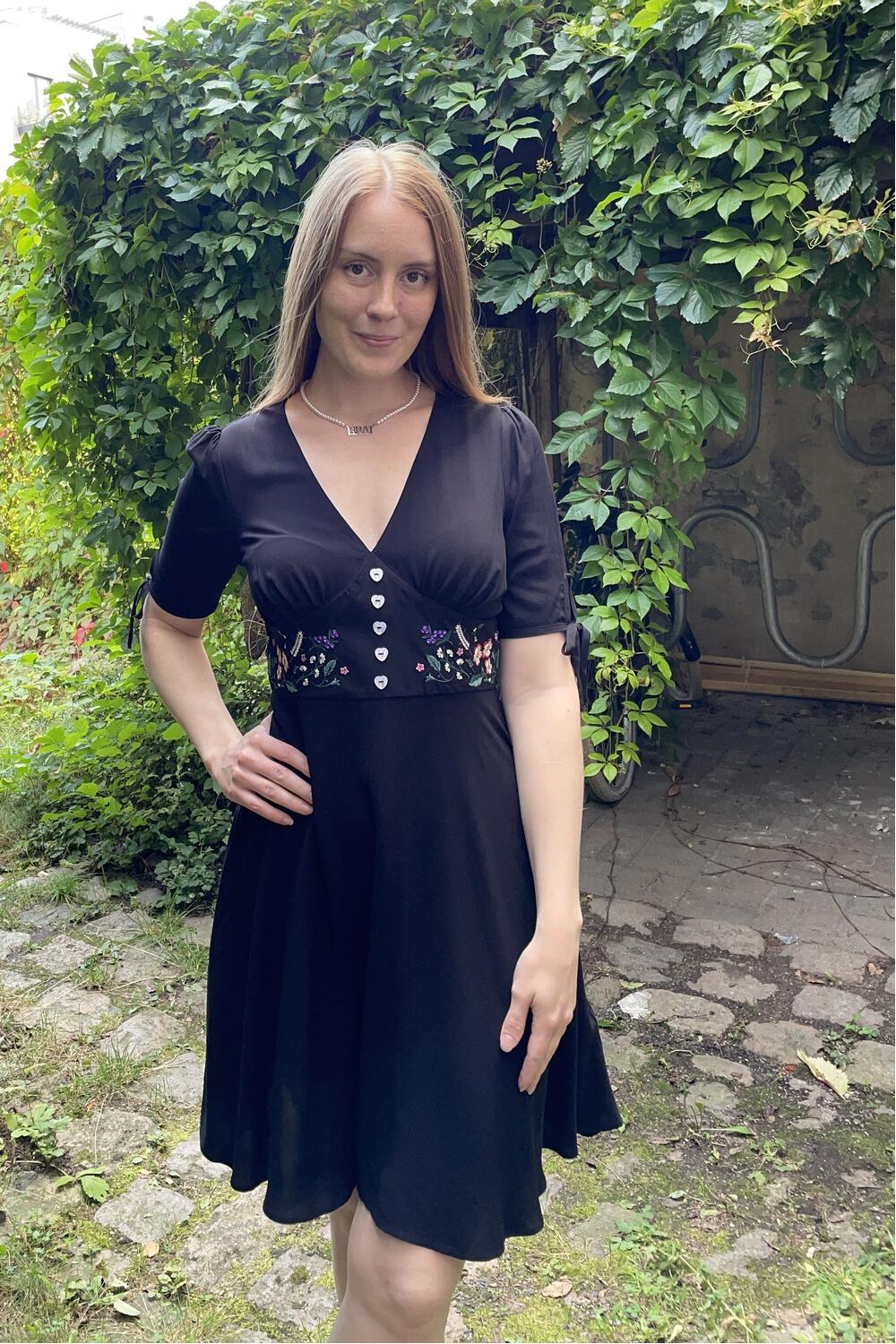 Sort kjole med blomster broderi - fra Mnillusion, Oslo