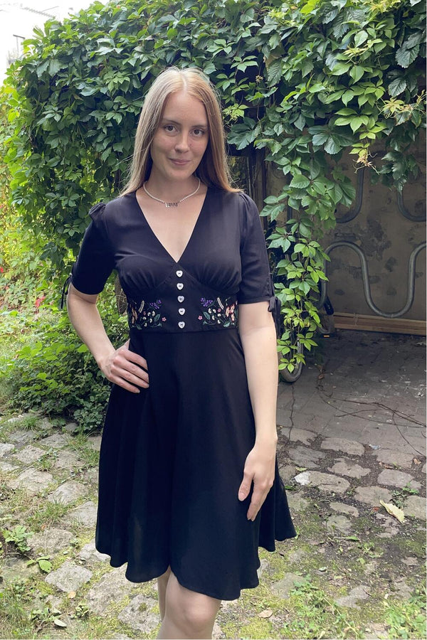 Sort kjole med blomster broderi - fra Mnillusion, Oslo