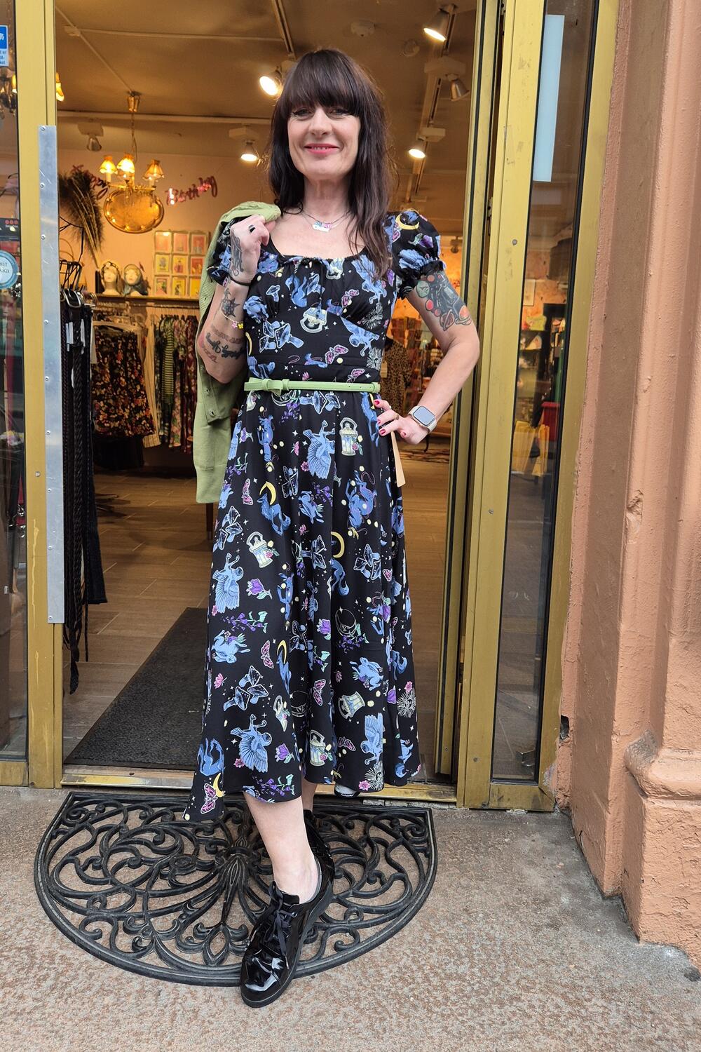 Sort kjole med forhekset og magisk natt - fra Manillusion, Oslo