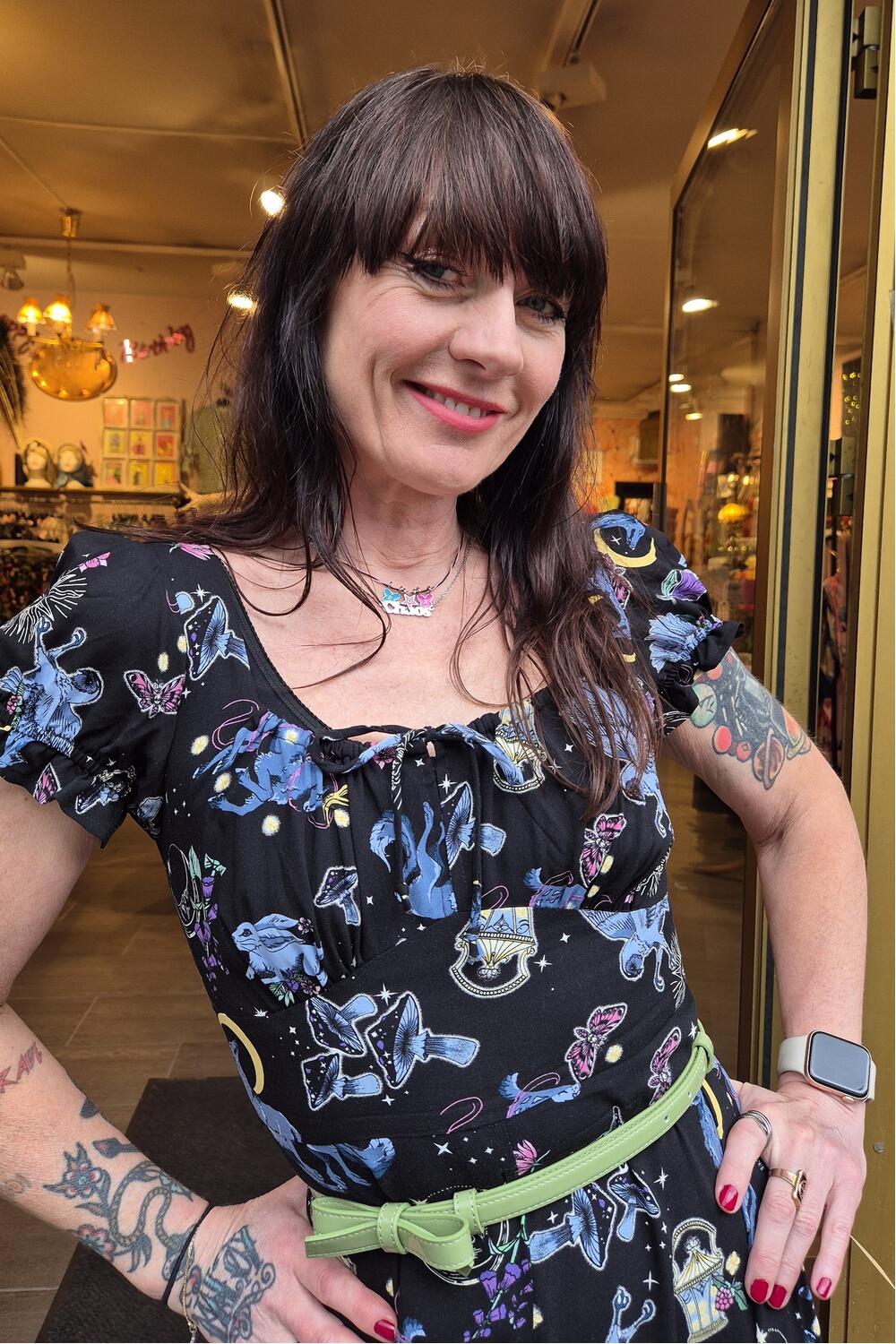 Sort kjole med forhekset og magisk natt - fra Manillusion, Oslo