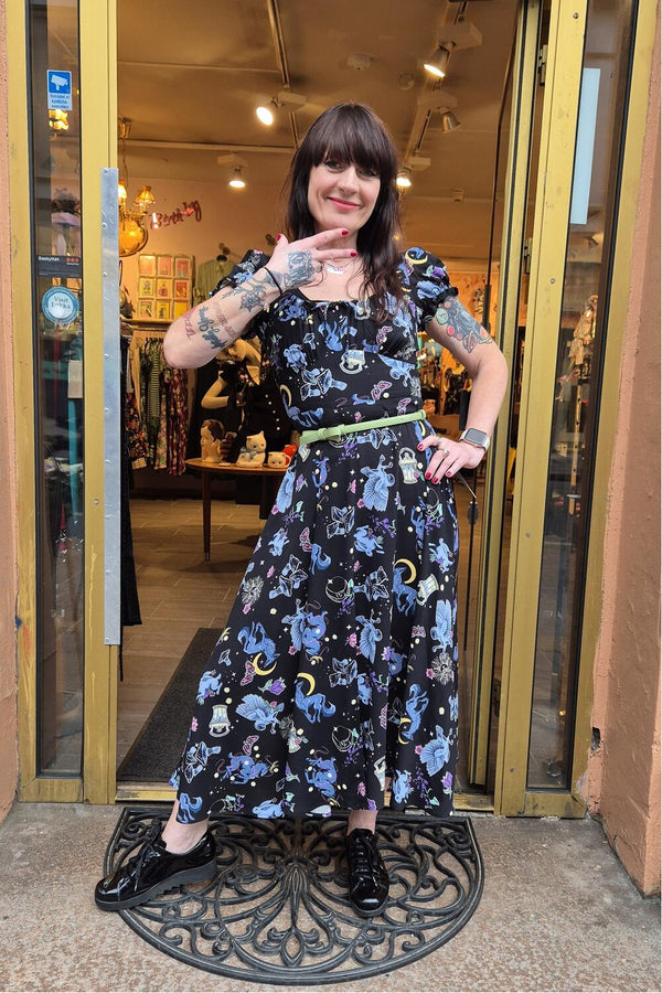 Sort kjole med forhekset og magisk natt - fra Manillusion, Oslo