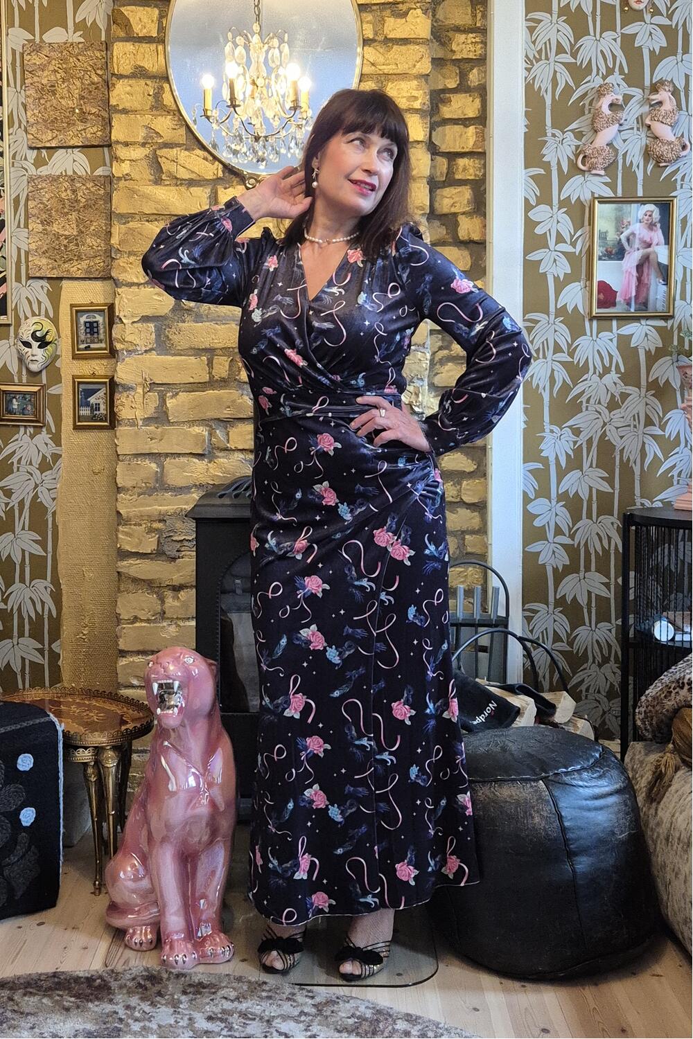 Sort og rosa retro maxi kjole med mønster av masker og hansker -fra Manillusion i Oslo