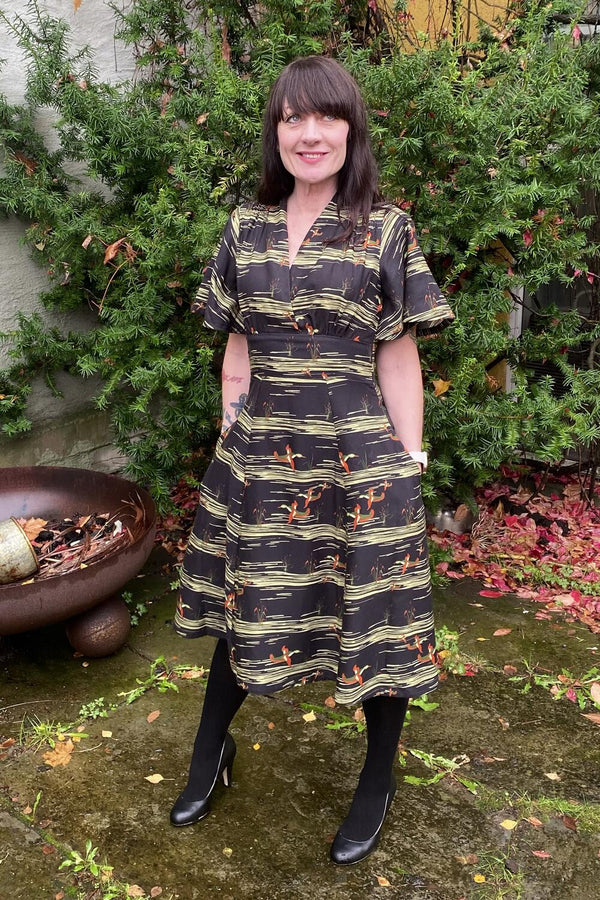 Sort skjortekjole i 40-talls stil med mønster av flygende ender – fra Manillusion, Oslo.