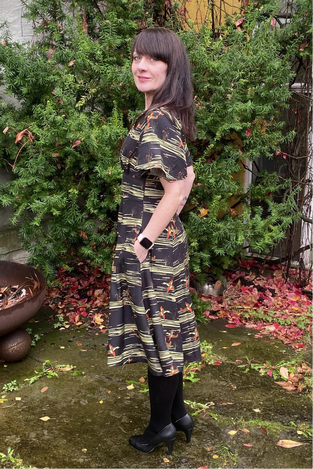 Sort skjortekjole i 40-talls stil med mønster av flygende ender –  sidebilde - fra Manillusion, Oslo.