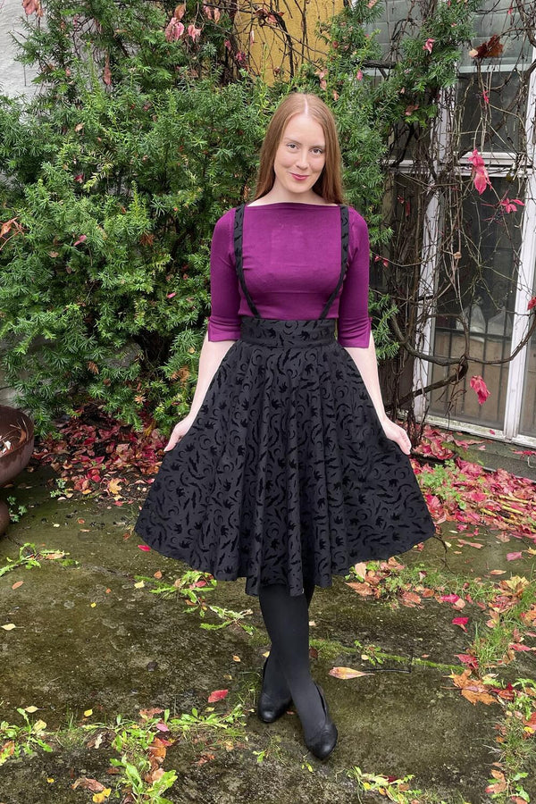 Sort swingskjørt med seler og fløyelsdetaljer – fra Manillusion, Oslo.