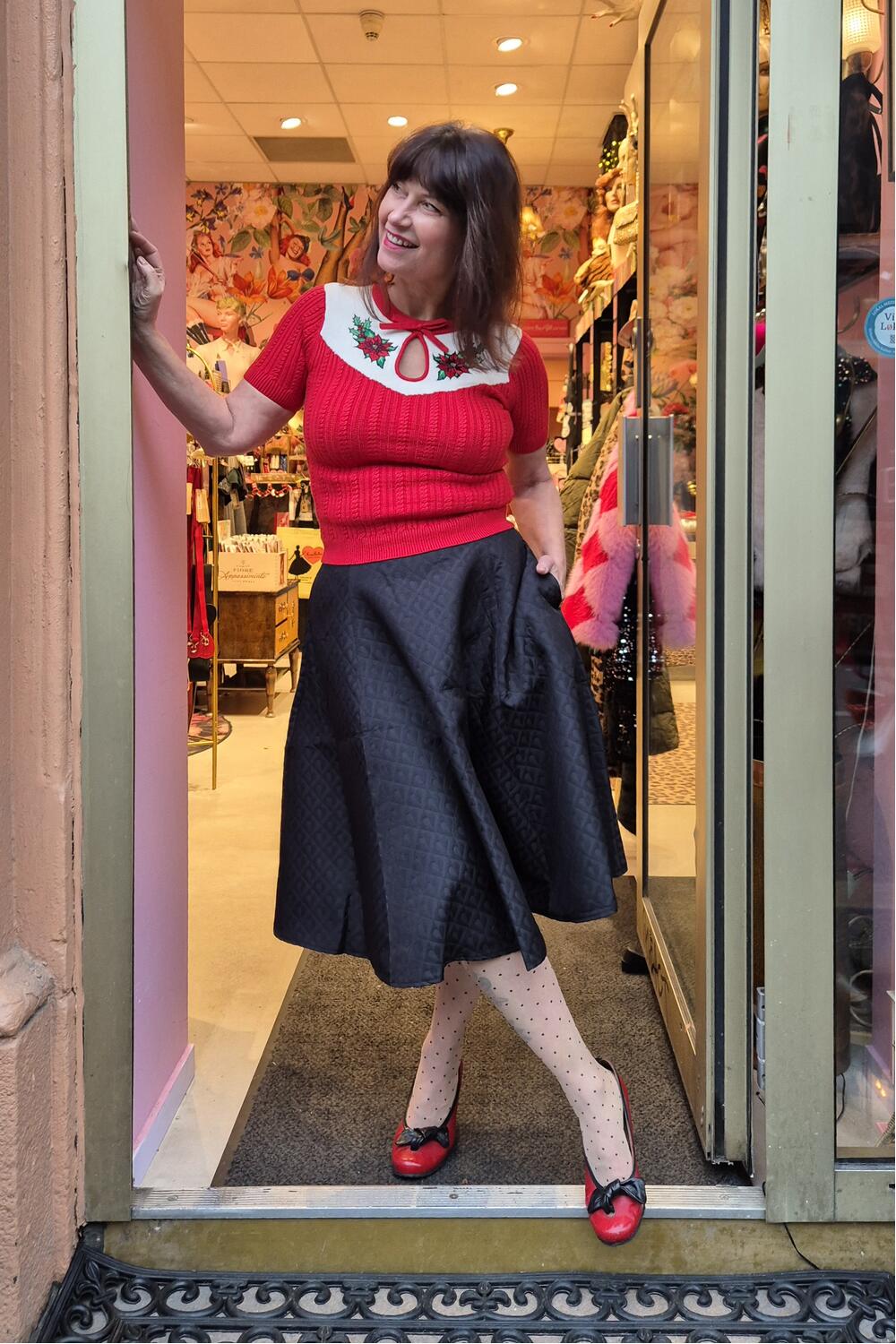 sort swingskjørt med hjerteprint og lommer fra Banned hos Manillusion i Oslo