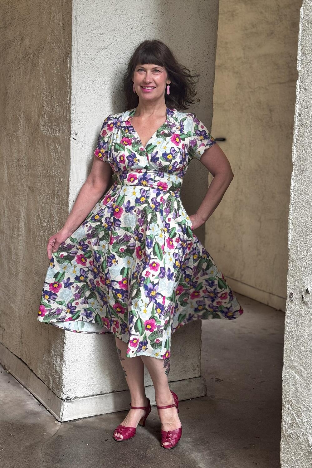 Kjole i tropisk krem - 30-40-talls stil med blomster mønster - fra Manillusion, Oslo